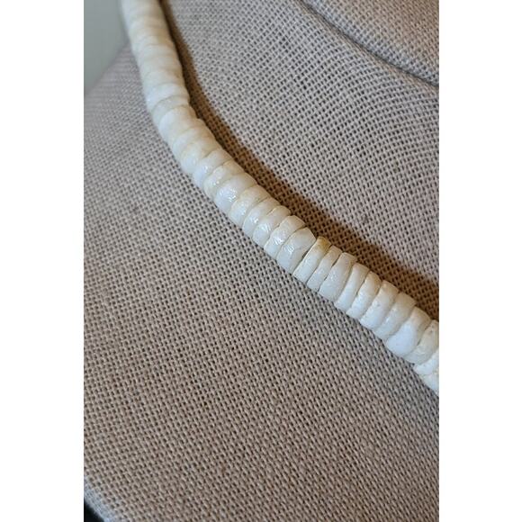 Vintage Puka Shell Green Bead 15" Necklace - Picture 4 of 6